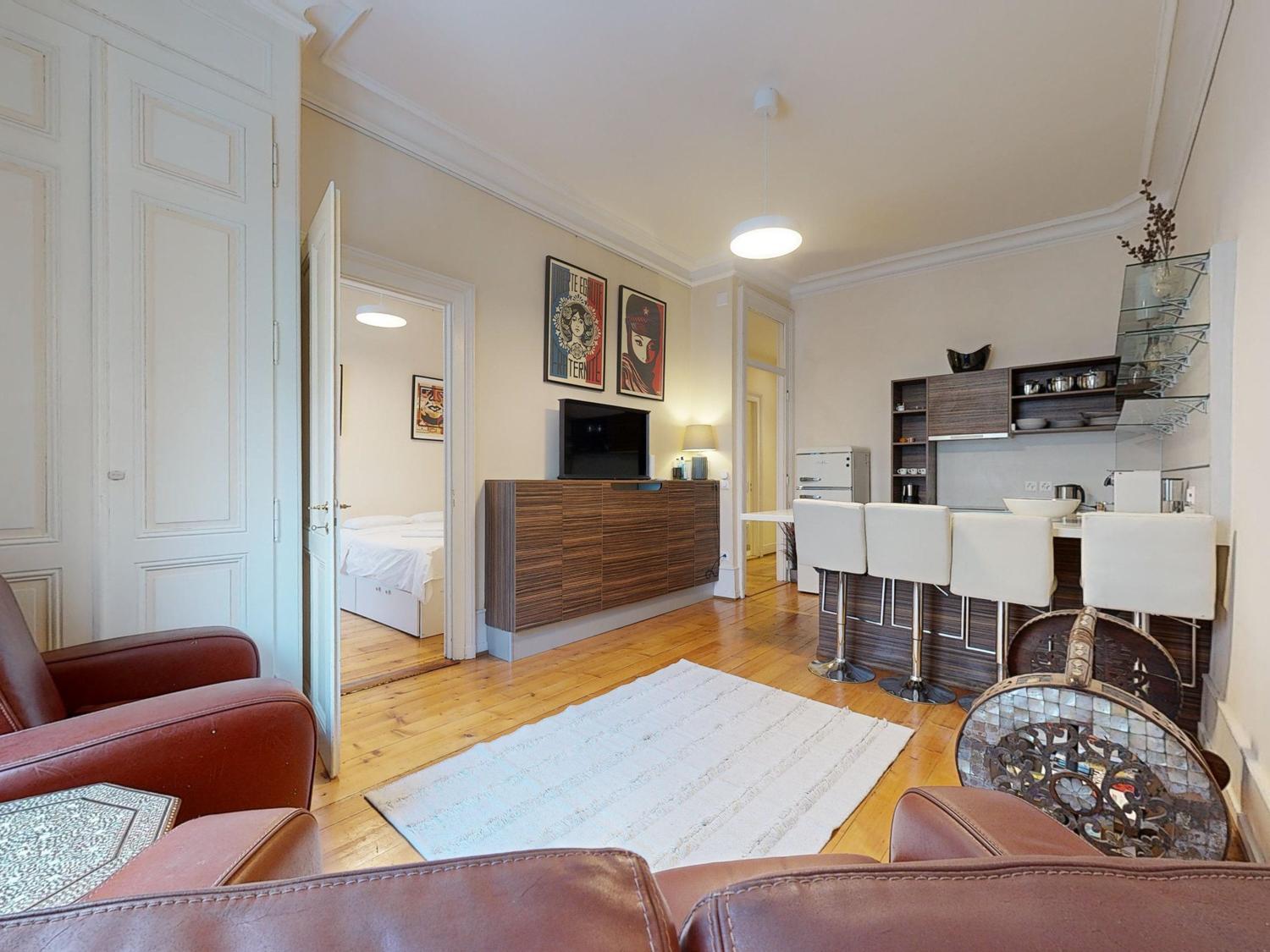 Magnificent Two Bedroom In A Luxury Building Apartment *